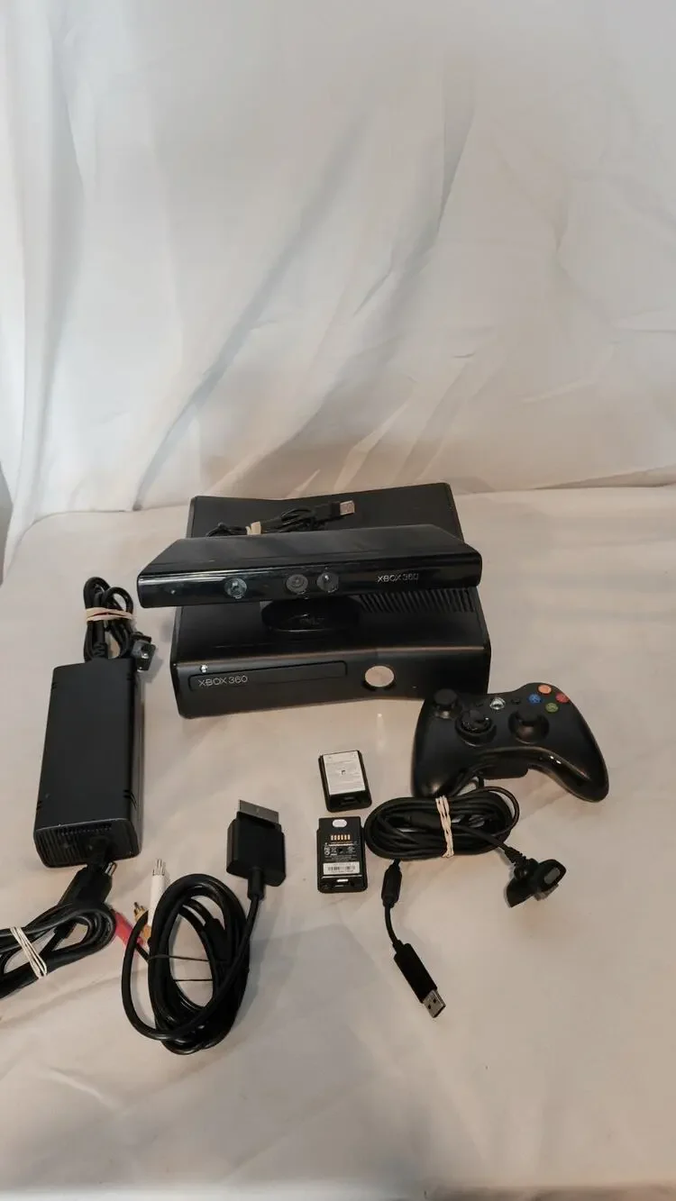Microsoft Xbox 360 S Console Model 1439 Bundle w/ Controller & OEM Power Supply